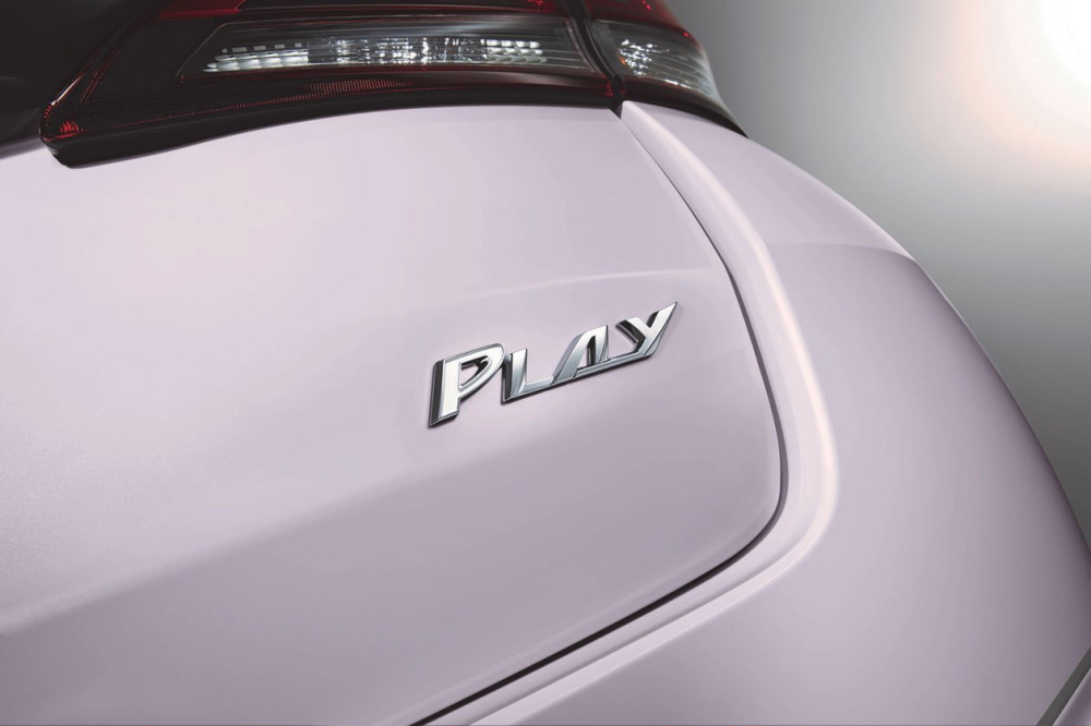 Tem chữ nổi PLAY ở phía sau xe Tem chữ nổi PLAY ở phía sau xe