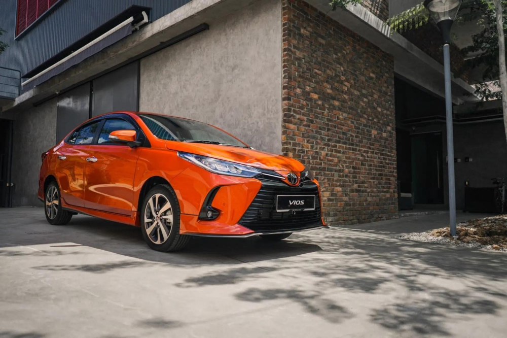 Ngoại thất phiên bản thường của Toyota Vios 2021 có sự khác biệt rõ ràng với phiên bản GR-S, đặc biệt là ở phần đầu xe. Ngoại thất phiên bản thường của Toyota Vios 2021 có sự khác biệt rõ ràng với phiên bản GR-S, đặc biệt là ở phần đầu xe.