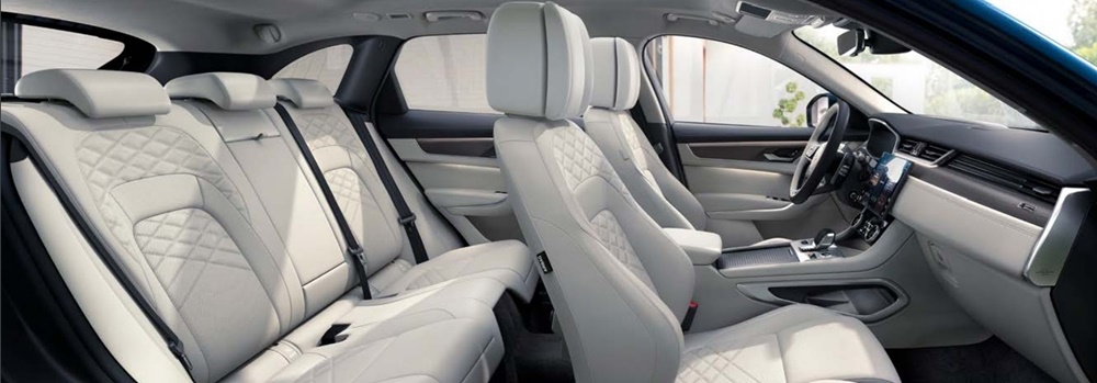 Ghế ngồi bọc da và không gian khá rộng rãi bên trong Jaguar F-Pace Ghế ngồi bọc da và không gian khá rộng rãi bên trong Jaguar F-Pace