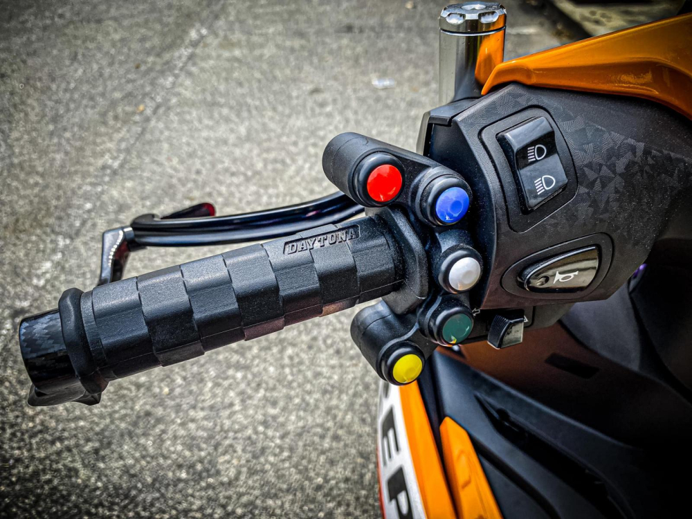 Các nút điều khiển ở tay lái