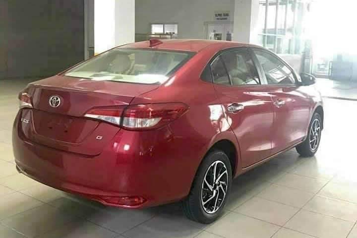 Thiết kế thân xe và đuôi xe Toyota Vios 2021 không có gì thay đổi, phiên bản G được trang bị mâm hợp kim 15 inch có thiết kế mới. Thiết kế thân xe và đuôi xe Toyota Vios 2021 không có gì thay đổi, phiên bản G được trang bị mâm hợp kim 15 inch có thiết kế mới.