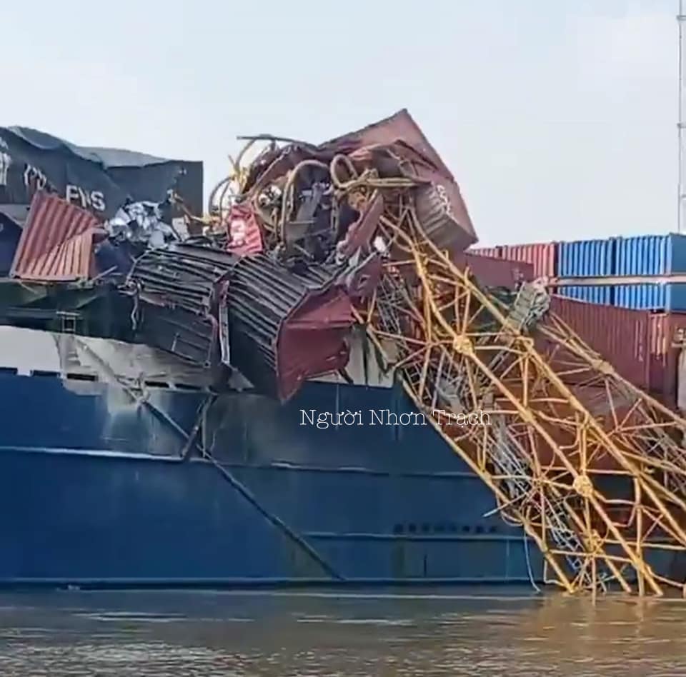Cần cẩu rơi trúng thùng container trên tàu, gây biến dạng Cần cẩu rơi trúng thùng container trên tàu, gây biến dạng