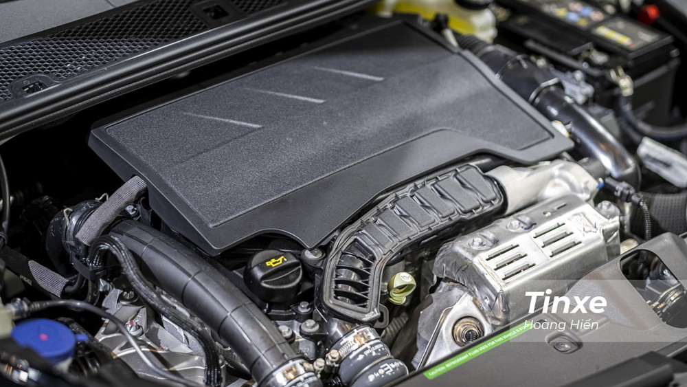 Peugeot 2008 sử dụng khối động cơ tăng áp PureTech dung tích 1.2L, sản sinh công suất tối đa 133 mã lực và mô-men xoắn cực đại đạt 230 Nm.