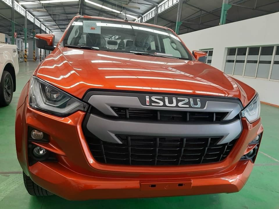 Ở thế hệ mới nhất, Isuzu D-Max 2021 sở hữu diện mạo hầm hố và hiện đại với lưới tản nhiệt lớn cùng cụm đèn chiếu sáng trước có thiết kế khá góc cạnh, được trang bị bóng bi-LED và tích hợp kèm dải đèn LED định vị ban ngày. Ở thế hệ mới nhất, Isuzu D-Max 2021 sở hữu diện mạo hầm hố và hiện đại với lưới tản nhiệt lớn cùng cụm đèn chiếu sáng trước có thiết kế khá góc cạnh, được trang bị bóng bi-LED và tích hợp kèm dải đèn LED định vị ban ngày.