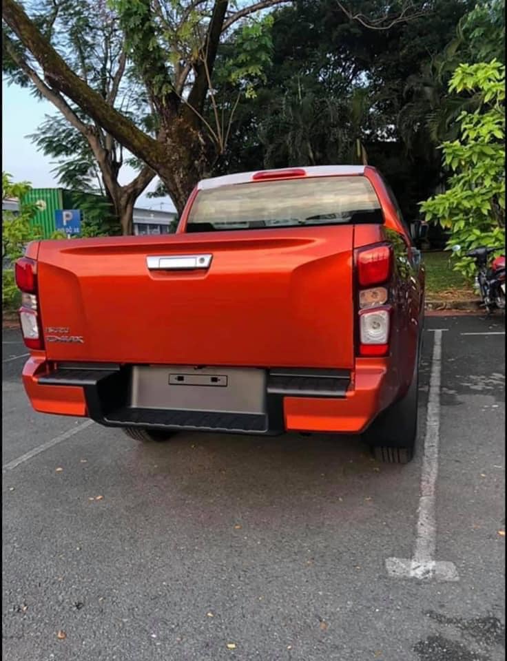 Chiếc Isuzu D-Max 2021 trong hình thuộc bản LS AT 4x2, bản cao cấp nhất sẽ được trang bị mâm hợp kim 5 chấu kích cỡ 18 inch. Chiếc Isuzu D-Max 2021 trong hình thuộc bản LS AT 4x2, bản cao cấp nhất sẽ được trang bị mâm hợp kim 5 chấu kích cỡ 18 inch.
