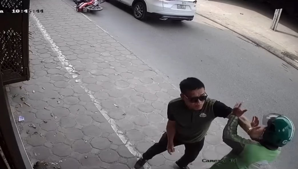 Người lái Mazda đánh tài xế GrabBike Người lái Mazda đánh tài xế GrabBike