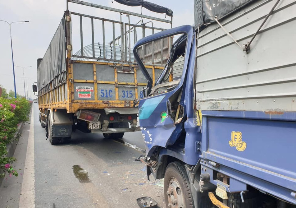 Tai nạn liên hoàn giữa 2 xe tải cùng xe container khiến một tài xế bị thương nặng Tai nạn liên hoàn giữa 2 xe tải cùng xe container khiến một tài xế bị thương nặng