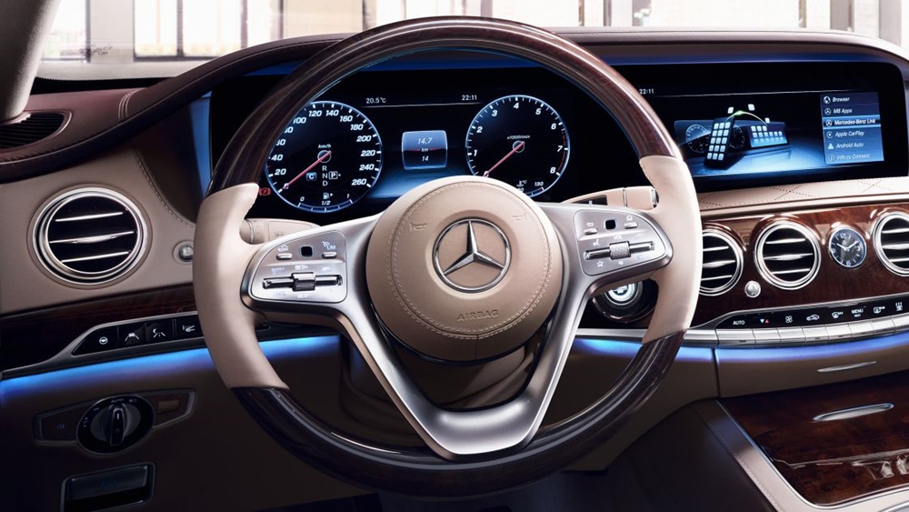 Tay lái đa năng trên Mercedes-Benz S-Class được bọc gỗ hoặc da đẳng cấp. Tay lái đa năng trên Mercedes-Benz S-Class được bọc gỗ hoặc da đẳng cấp.