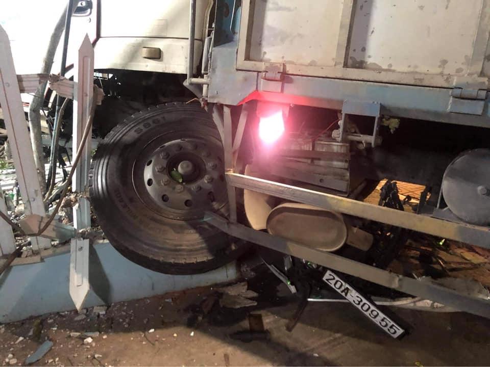 Chiếc xe tải hư hỏng nặng đầu xe Chiếc xe tải hư hỏng nặng đầu xe