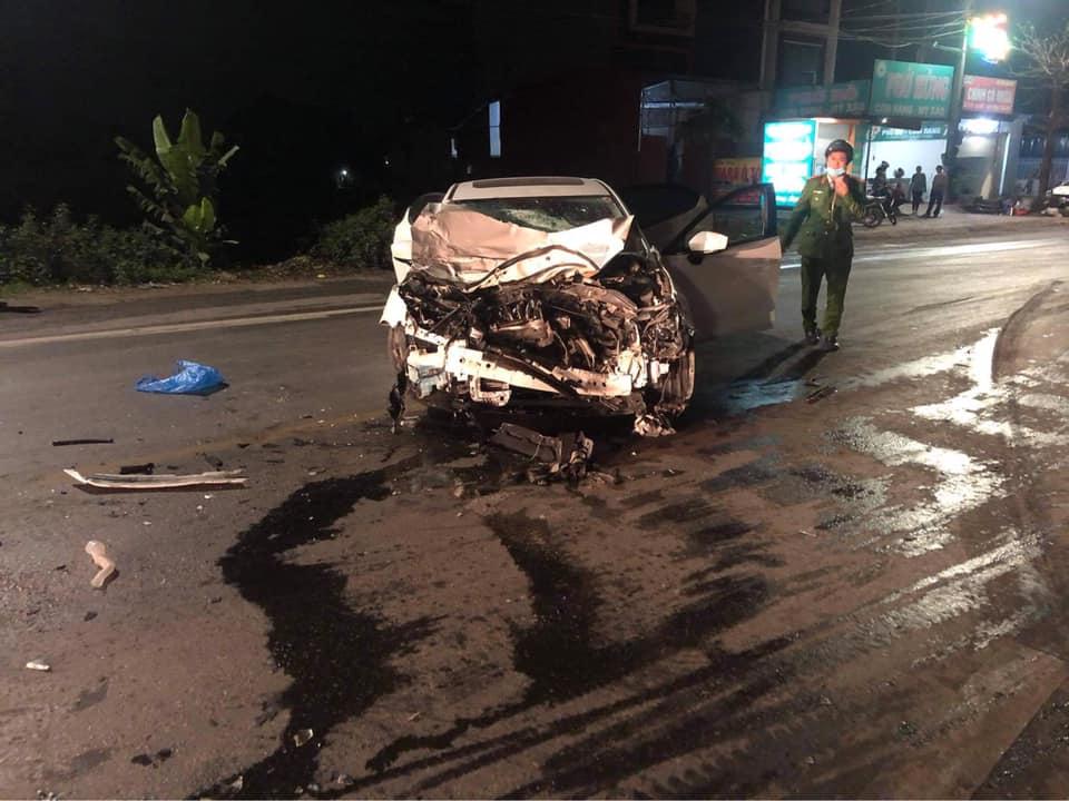 Phần đầu xe ô tô nát bét Phần đầu xe ô tô nát bét
