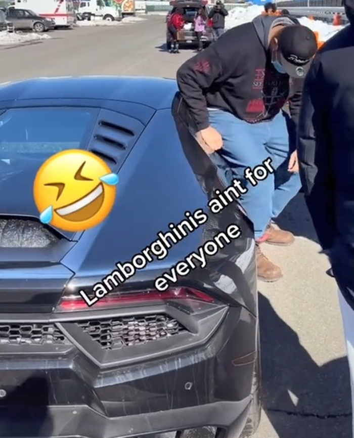 Rất tự tin khi được mời ngồi ghế phụ siêu xe Lamborghini Huracan Rất tự tin khi được mời ngồi ghế phụ siêu xe Lamborghini Huracan