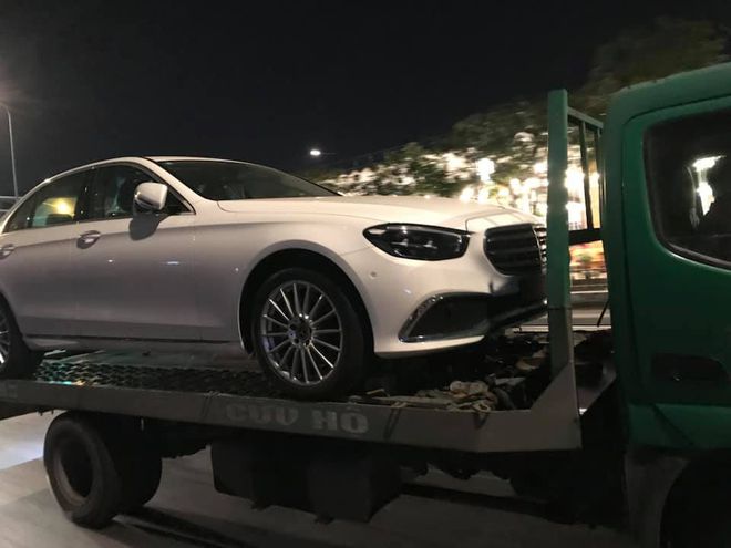 Mercedes-Benz E 200 Exclusive 2021 từng bị bắt gặp trên xe chuyên chở với mâm hợp kim 18 inch có thiết kế mới. Mercedes-Benz E 200 Exclusive 2021 từng bị bắt gặp trên xe chuyên chở với mâm hợp kim 18 inch có thiết kế mới.