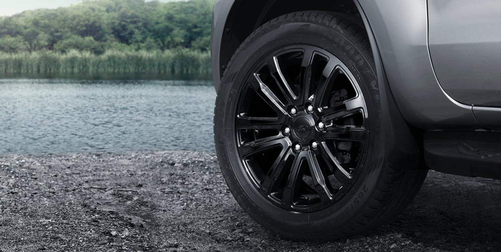 Ngoại thất của Ford Everest Sport 2021 khác biệt so với các bản khác ở một số chi tiết được sơn đen. Ngoại thất của Ford Everest Sport 2021 khác biệt so với các bản khác ở một số chi tiết được sơn đen.