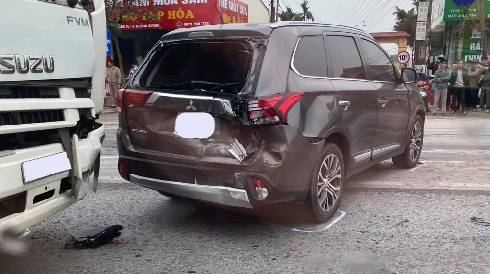 Hiện trường vụ xe tải tông đuôi xe Mitsubishi Outlander trên QL1A ở Thanh Hoá Hiện trường vụ xe tải tông đuôi xe Mitsubishi Outlander trên QL1A ở Thanh Hoá