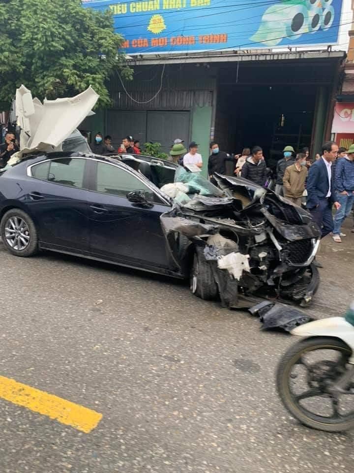 Chiếc ô tô Mazda3 bị hư hỏng nặng sau vụ tai nạn Chiếc ô tô Mazda3 bị hư hỏng nặng sau vụ tai nạn