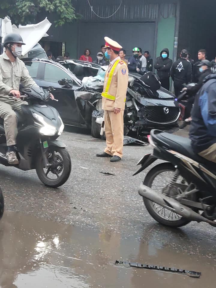 Lực lượng chức năng có mặt tại hiện trường vụ tai nạn Lực lượng chức năng có mặt tại hiện trường vụ tai nạn