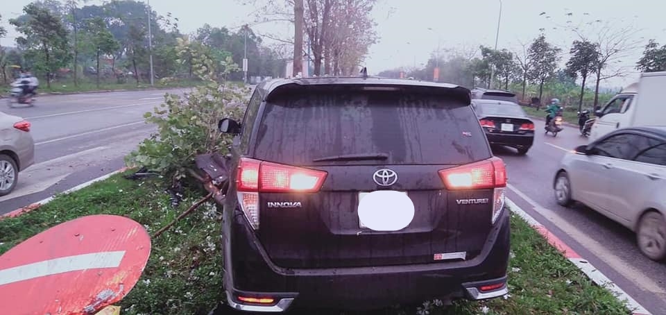 Chiếc xe Toyota Innova tại hiện trường vụ tai nạn Chiếc xe Toyota Innova tại hiện trường vụ tai nạn