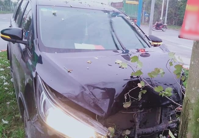 Phần đầu xe hư hỏng nặng Phần đầu xe hư hỏng nặng