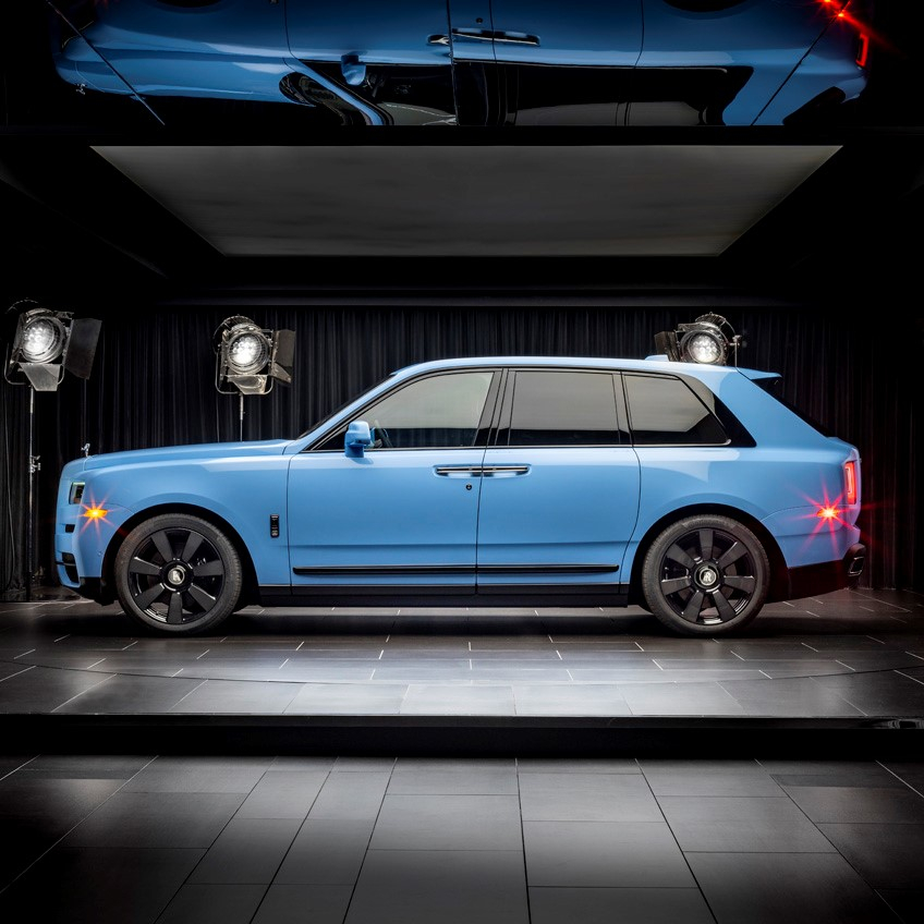 Màu xanh Paradiso Blue trên Rolls-Royce Cullinan. Màu xanh Paradiso Blue trên Rolls-Royce Cullinan.