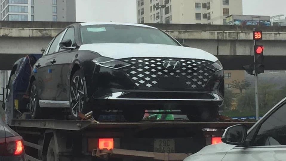 Hyundai Azera bị bắt gặp trên đường phố Hà Nội. Hyundai Azera bị bắt gặp trên đường phố Hà Nội.