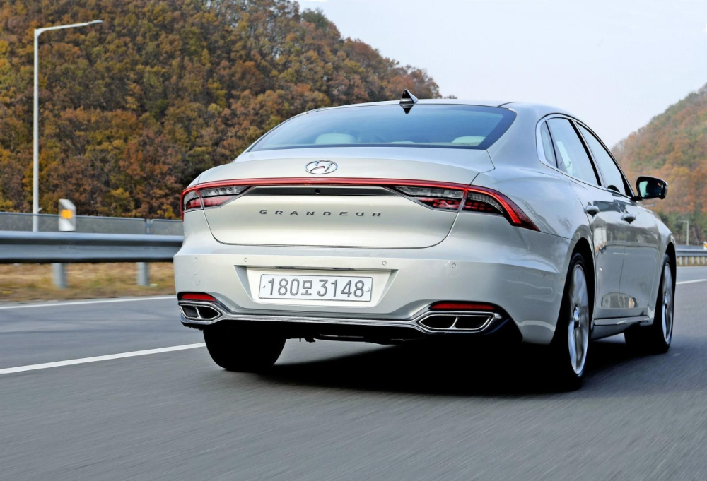 Dù chỉ là bản nâng cấp giữa vòng đời nhưng Hyundai Azera lại có thiết kế táo bạo hơn trước. Dù chỉ là bản nâng cấp giữa vòng đời nhưng Hyundai Azera lại có thiết kế táo bạo hơn trước.