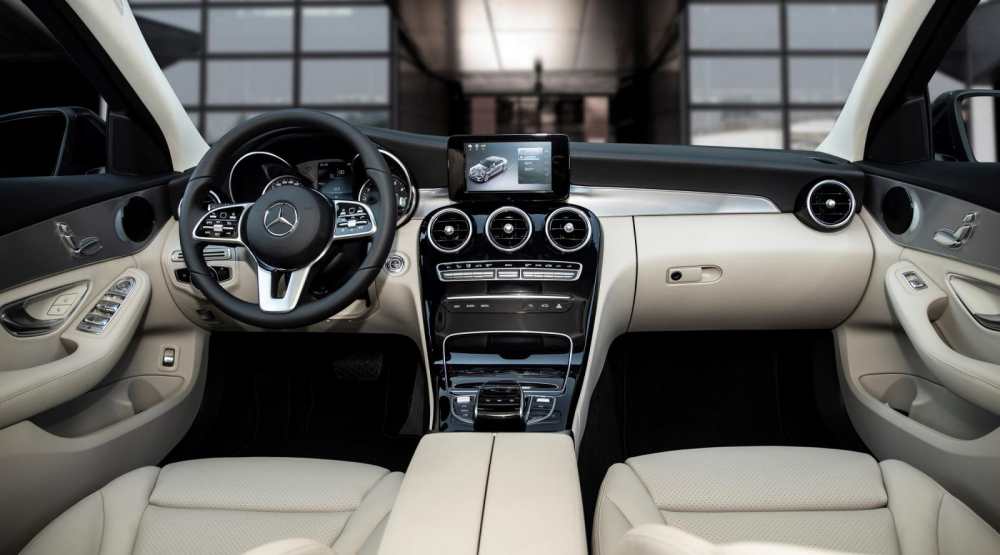 Nội thất của Mercedes-Benz C 180 AMG 2021 không khác gì bản thường. Nội thất của Mercedes-Benz C 180 AMG 2021 không khác gì bản thường.