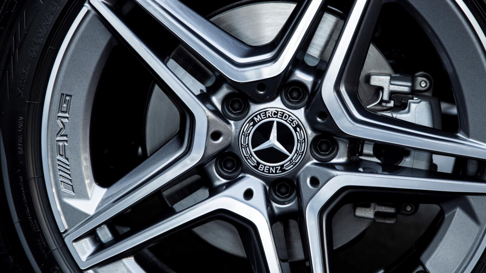 Mâm hợp kim 18 inch 5 chấu kép tương tự như C 300 AMG nhưng sử dụng nền xám chứ không phải nền đen. Mâm hợp kim 18 inch 5 chấu kép tương tự như C 300 AMG nhưng sử dụng nền xám chứ không phải nền đen.