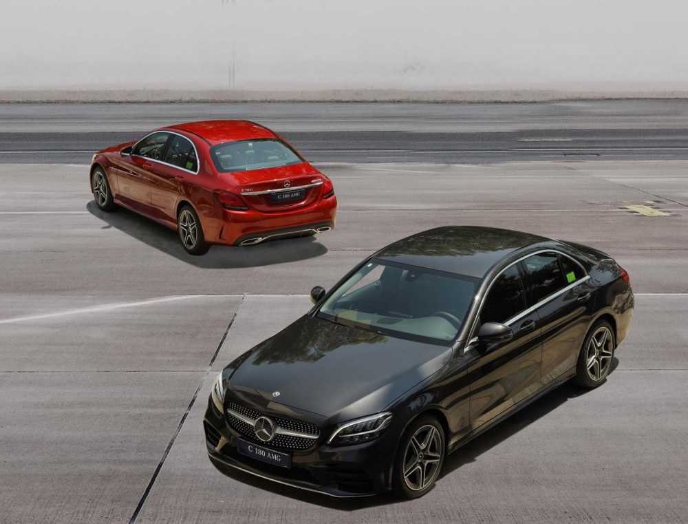 Gói ngoại thất AMG Line đem lại cho xe diện mạo hầm hố như bản C 300 AMG. Gói ngoại thất AMG Line đem lại cho xe diện mạo hầm hố như bản C 300 AMG.