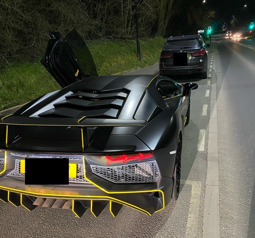 Bị tịch thu siêu xe vì có tiền mua Lamborghini Aventador SV nhưng lại không  chịu trả phí đường bộ