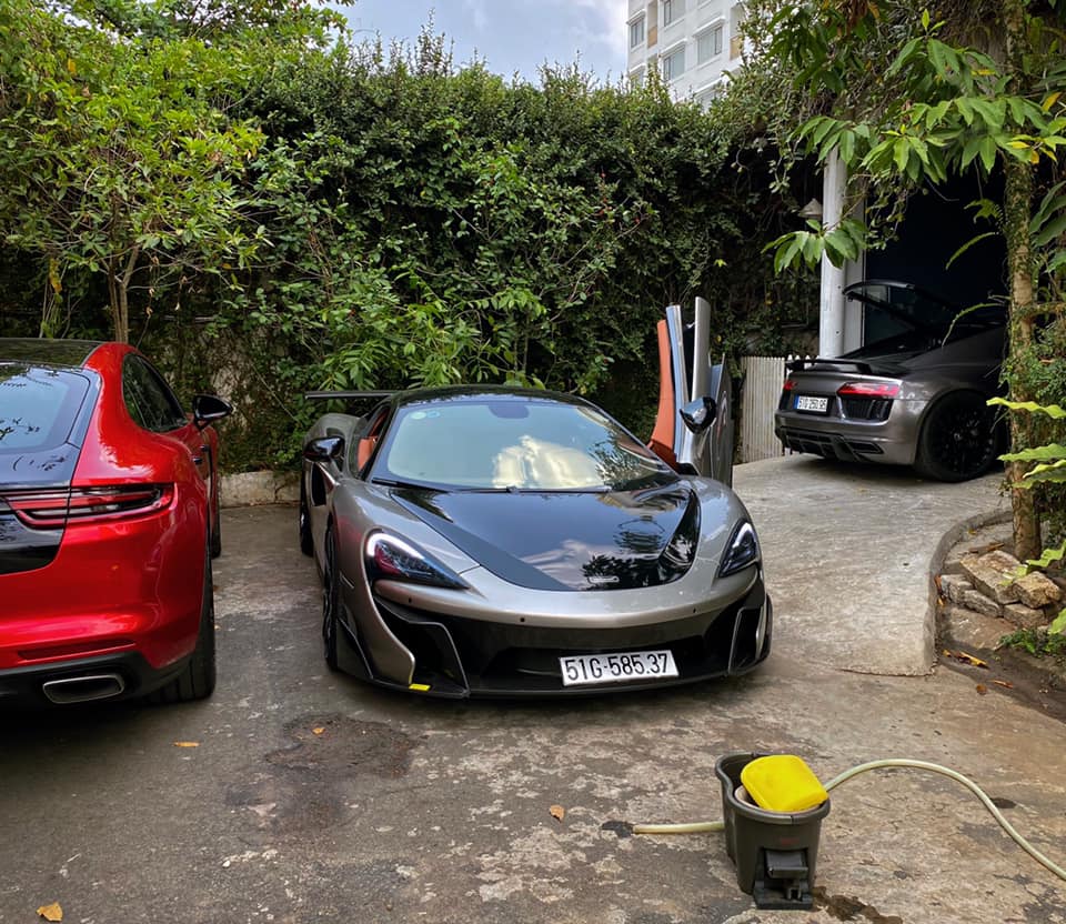 Garage nhà Tống Đông Khuê đang có 2 chiếc siêu xe tầm trung và là đối thủ của nhau chính là McLaren 570S cũng như Audi R8 V10 Plus Garage nhà Tống Đông Khuê đang có 2 chiếc siêu xe tầm trung và là đối thủ của nhau chính là McLaren 570S cũng như Audi R8 V10 Plus