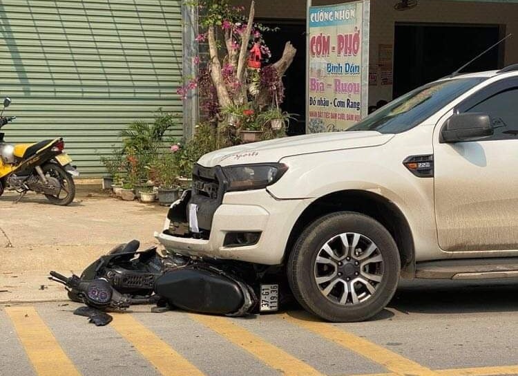 Cả hai phương tiện đều bị hư hỏng sau vụ tai nạn Cả hai phương tiện đều bị hư hỏng sau vụ tai nạn