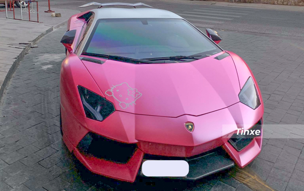 Chiếc siêu xe Lamborghini Aventador LP700-4 này được chủ nhân dán lại bộ áo màu hồng cùng điểm nhấn là màu trắng trên nóc xe hay các chi tiết sơn đen và cả bộ cánh gió đuôi của Novitec. Chiếc siêu xe Lamborghini Aventador LP700-4 này được chủ nhân dán lại bộ áo màu hồng cùng điểm nhấn là màu trắng trên nóc xe hay các chi tiết sơn đen và cả bộ cánh gió đuôi của Novitec.