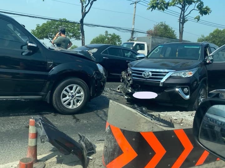 Chiếc xe Toyota Fortuner nhiều khả năng tông vào dải phân cách rồi xoay 180 độ và xảy ra tai nạn với xe Ford Escape Chiếc xe Toyota Fortuner nhiều khả năng tông vào dải phân cách rồi xoay 180 độ và xảy ra tai nạn với xe Ford Escape