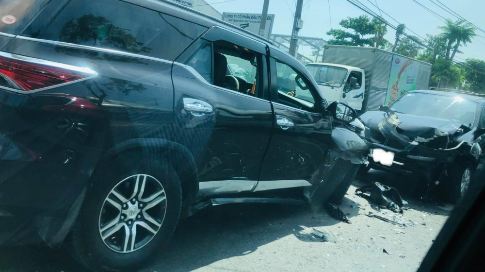 Hình ảnh hiện trường vụ tai nạn của xe Ford Escape, Toyota Fortuner và một chiếc Toyota Camry trên QL22 vào sáng qua Hình ảnh hiện trường vụ tai nạn của xe Ford Escape, Toyota Fortuner và một chiếc Toyota Camry trên QL22 vào sáng qua