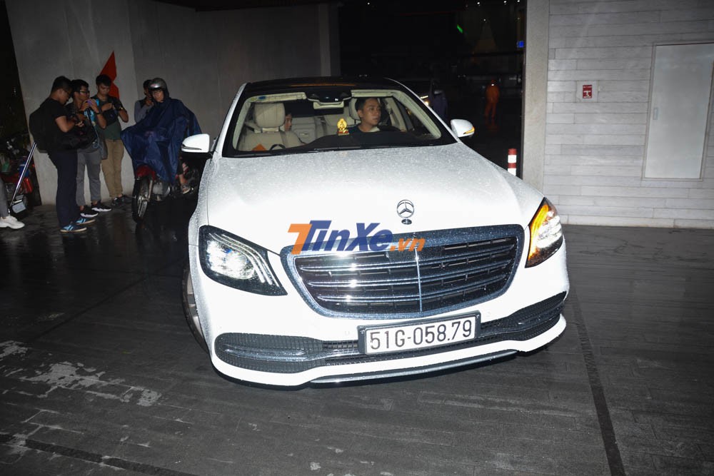 Trước đó, Trấn Thành di chuyển trên Mercedes-Benz S450 Trước đó, Trấn Thành di chuyển trên Mercedes-Benz S450
