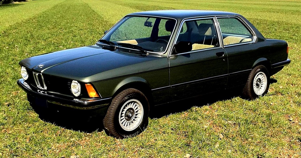 Mẫu xe hạng sang BMW 3 Series ra đời năm 1976. Mẫu xe hạng sang BMW 3 Series ra đời năm 1976.