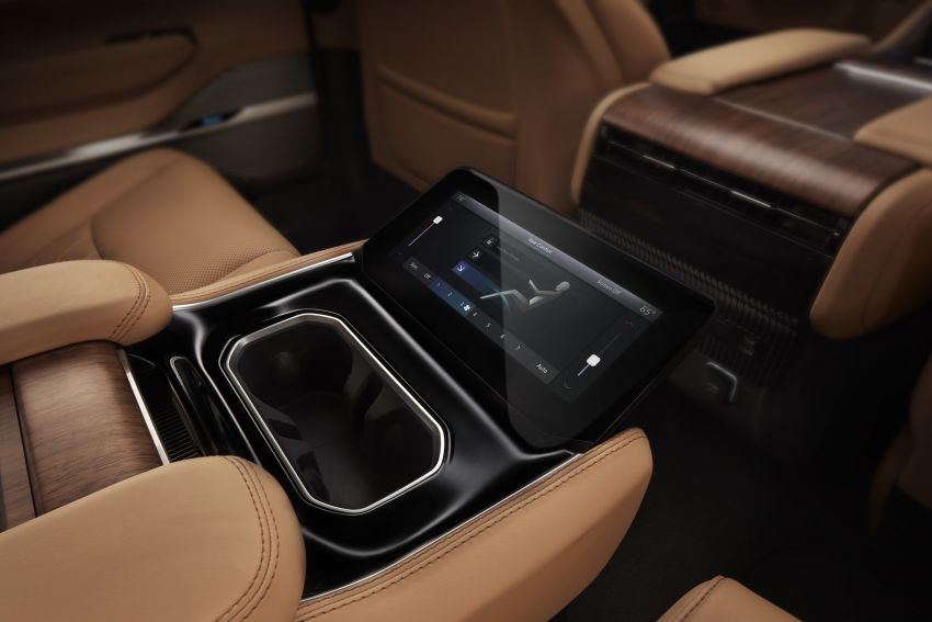 Màn hình cảm ứng để chỉnh các tính năng ở hàng ghế giữa của Jeep Grand Wagoneer 2022 Màn hình cảm ứng để chỉnh các tính năng ở hàng ghế giữa của Jeep Grand Wagoneer 2022