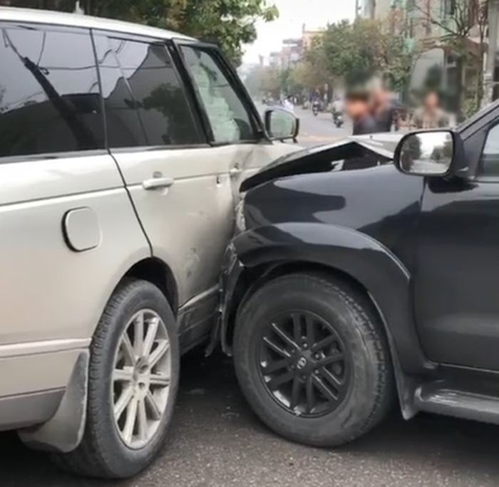 Chiếc xe Range Rover bung túi khí rèm sau khi bị Toyota Fortuner tông vào bên hông Chiếc xe Range Rover bung túi khí rèm sau khi bị Toyota Fortuner tông vào bên hông