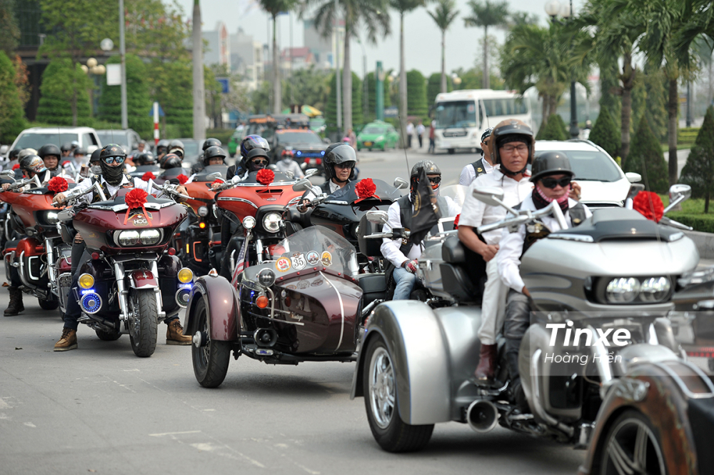 Đoàn xe Harley-Davidson đông đảo đi đón dâu tại Thanh Hoá. Đoàn xe Harley-Davidson đông đảo đi đón dâu tại Thanh Hoá.