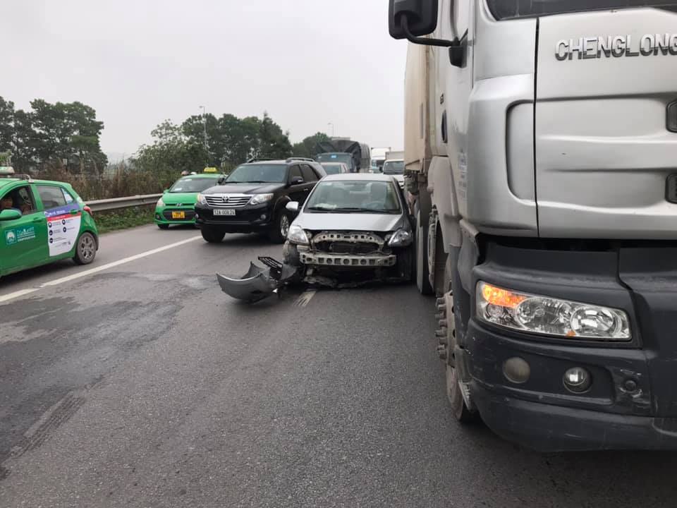 Thiệt hại của chiếc xe Toyota Vios sau khi bị xe container tông trúng Thiệt hại của chiếc xe Toyota Vios sau khi bị xe container tông trúng