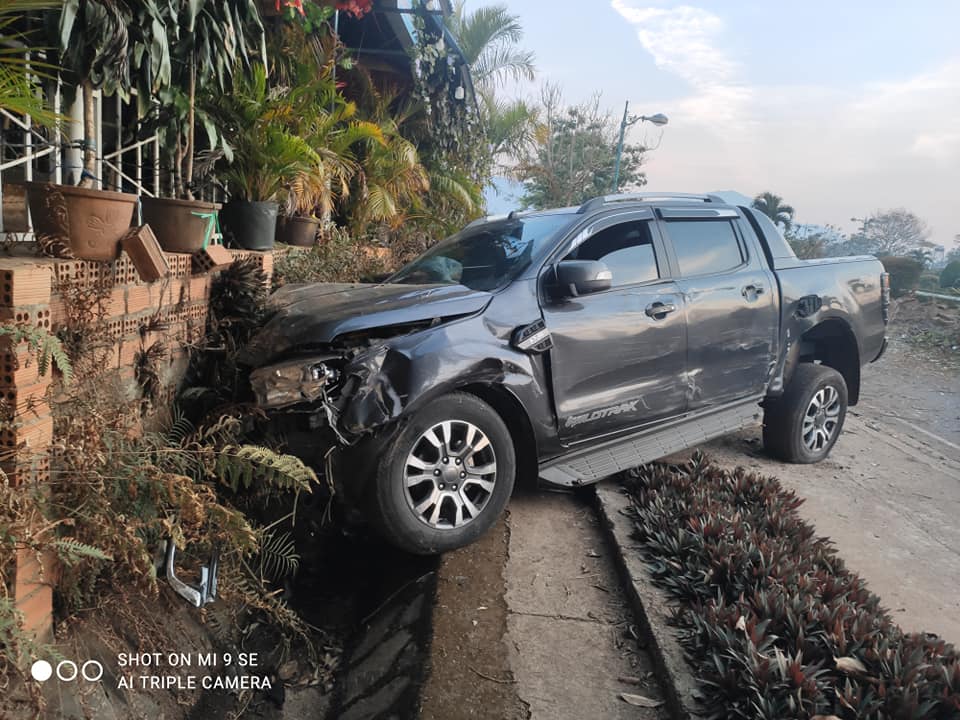 Chiếc xe Ford Ranger tại hiện trường vụ tai nạn Chiếc xe Ford Ranger tại hiện trường vụ tai nạn