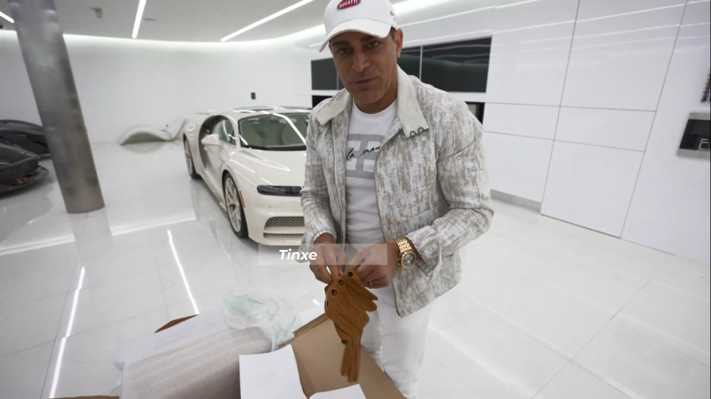 Manny Khoshbin khoe găng tay Hermes làm riêng tặng cho mình Manny Khoshbin khoe găng tay Hermes làm riêng tặng cho mình