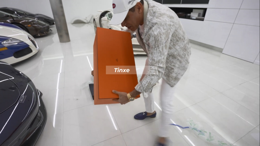 Một hộp quà siêu khổng lồ của Hermes dành tặng cho chủ nhân McLaren Speedtail Hermes Một hộp quà siêu khổng lồ của Hermes dành tặng cho chủ nhân McLaren Speedtail Hermes