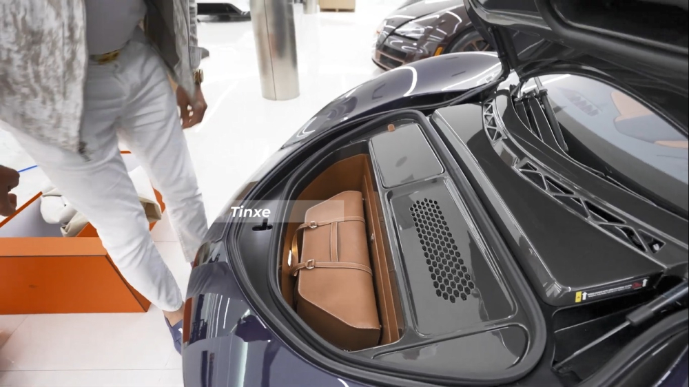 Các góc cạnh của túi xách được xử lý làm sao vừa khít với khoang chứa đồ xe McLaren Speedtail Hermes Các góc cạnh của túi xách được xử lý làm sao vừa khít với khoang chứa đồ xe McLaren Speedtail Hermes