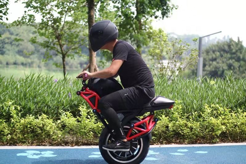 Chiếc xe điện có thiết kế để tự cân bằng khi còn năng lượng Chiếc xe điện có thiết kế để tự cân bằng khi còn năng lượng
