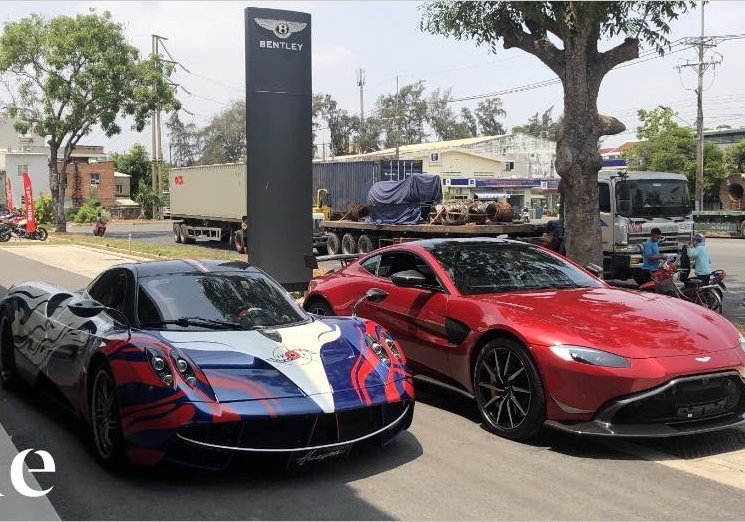 Pagani Huayra của Minh Pagani Huayra của Minh Nhựa đỗ cùng chiếc xe Aston Martin V8 Vantage màu đỏ