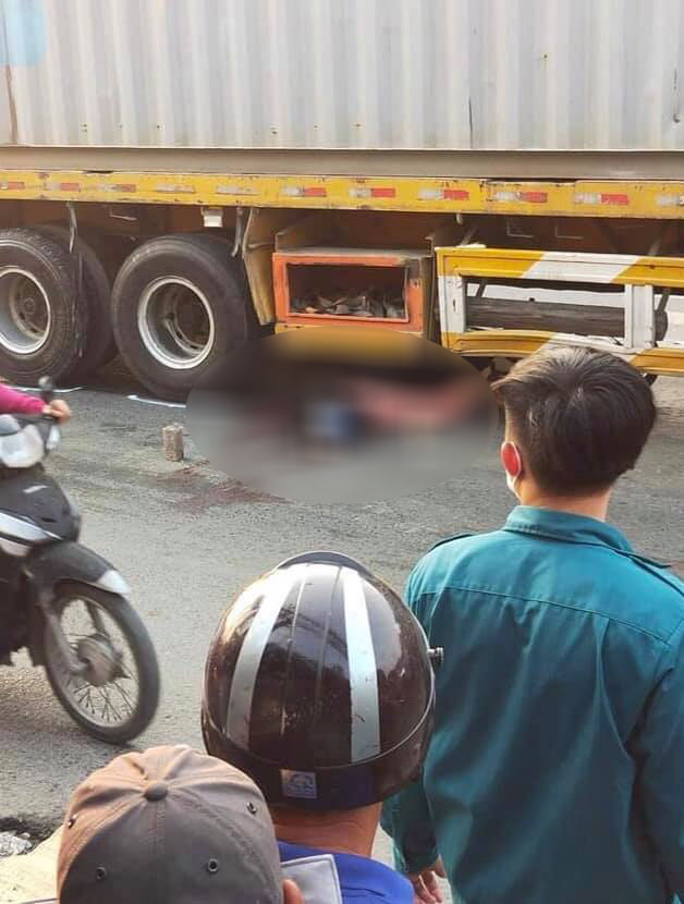 Người phụ nữ đi xe máy tử vong tại chỗ Người phụ nữ đi xe máy tử vong tại chỗ