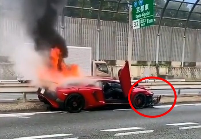 Siêu xe Lamborghini Aventador SV cháy như đuốc trên đường với phần đầu xe hỏng nặng Siêu xe Lamborghini Aventador SV cháy như đuốc trên đường với phần đầu xe hỏng nặng