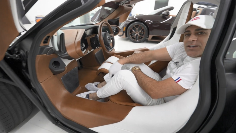 Manny Khoshbin vào chiếc ghế phụ của McLaren Speedtail Hermes Manny Khoshbin vào chiếc ghế phụ của McLaren Speedtail Hermes