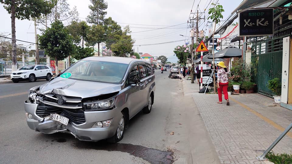 Chiếc Toyota Innova bị biến dạng đầu xe sau vụ tai nạn Chiếc Toyota Innova bị biến dạng đầu xe sau vụ tai nạn